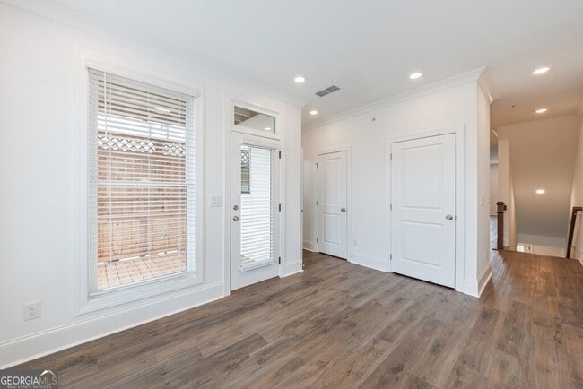 Building Photo - 10744 Davis Dr