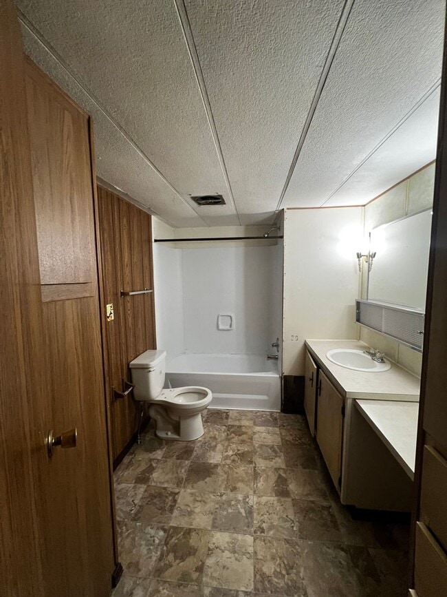 Building Photo - Cozy 2 Bedroom in Ferndale!