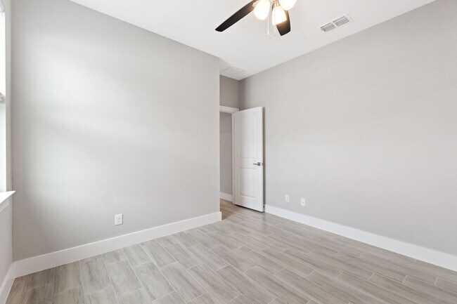 Building Photo - 360 Hibiscus Dr