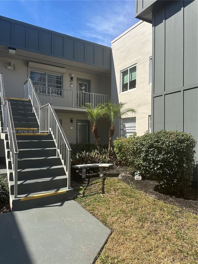 Building Photo - 323 Burgundy G