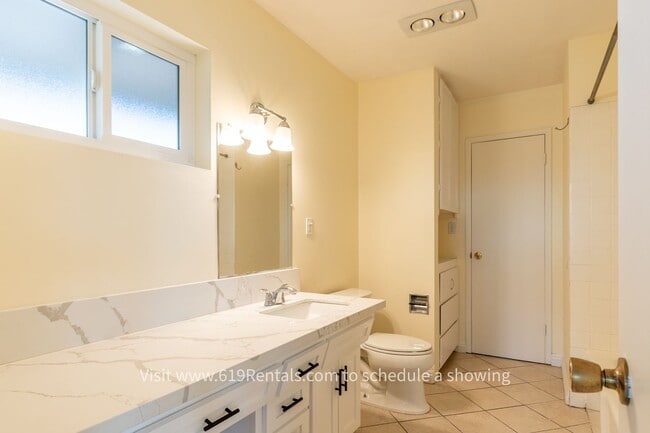 Building Photo - 4 Bedroom, 3 Bath Large House with Mountai...