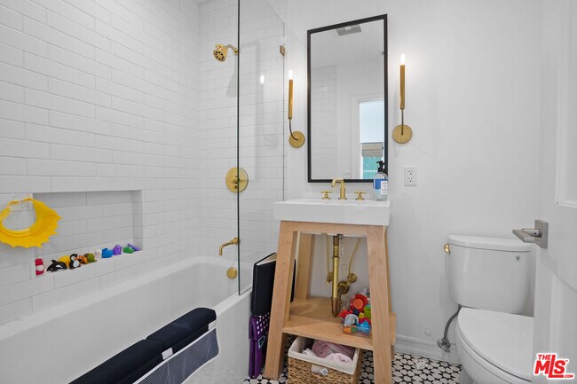 Building Photo - 215 S Medio Dr