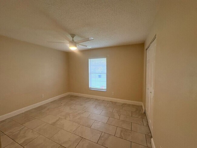Building Photo - 2312 Fern Palm Dr