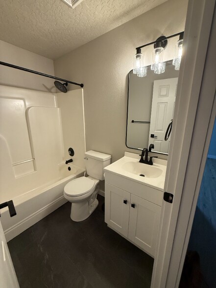 Building Photo - 1093 W Waltman Dr