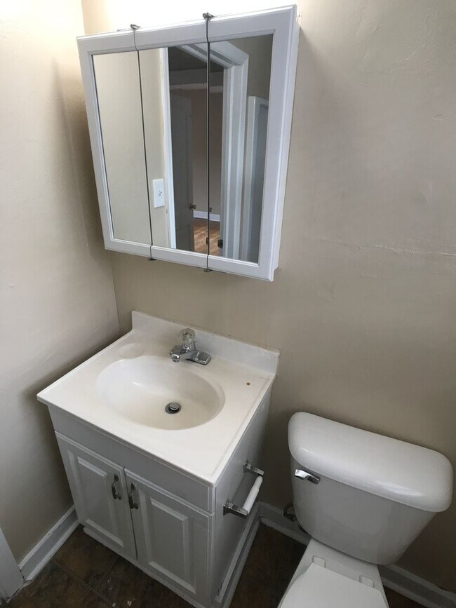 Building Photo - 1122 1/2 E 37th St