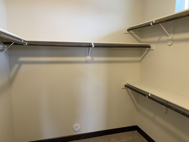 Building Photo - Newer Post Falls Home!!
