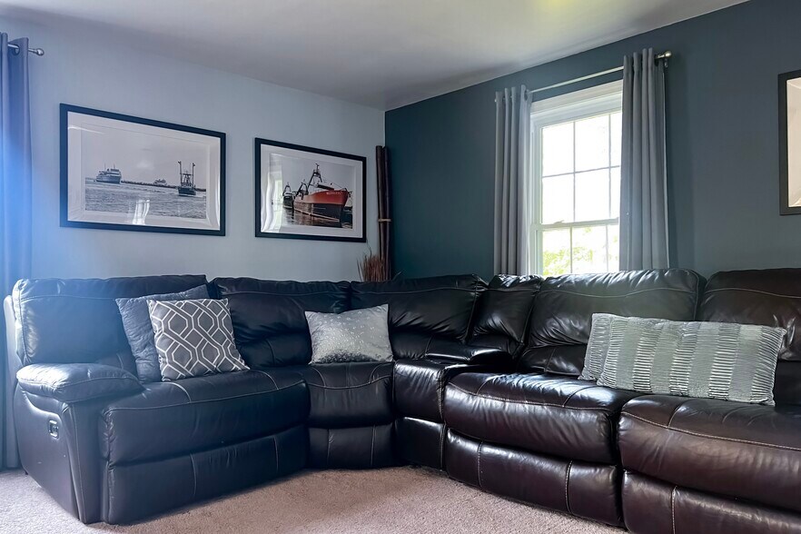 Family room with sectional sofa, large SmartTV and office area - 278 Harrison St