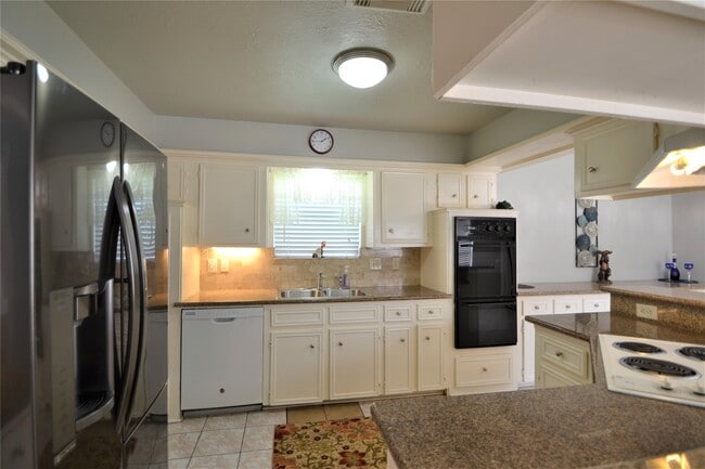 Building Photo - 15927 Tumbling Rapids Dr