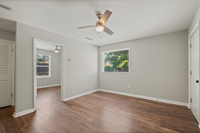 Building Photo - Available now, 2 bed 1 bath end unit in qu...
