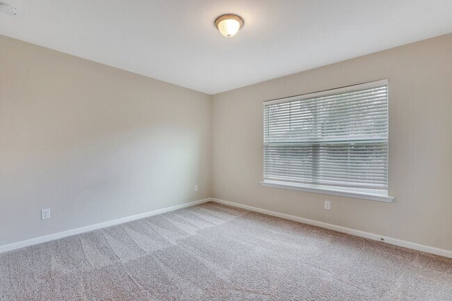 Building Photo - 4 Bed/2.5 Bath in The Commons