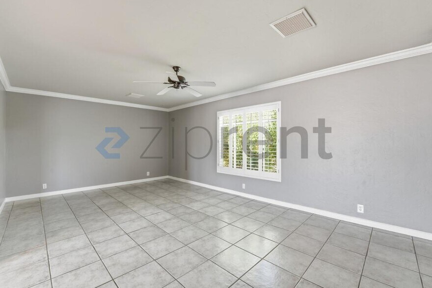 Building Photo - Unit