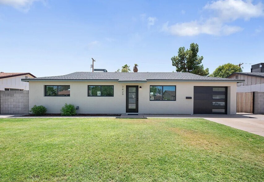 Primary Photo - 7429 E Pierce St