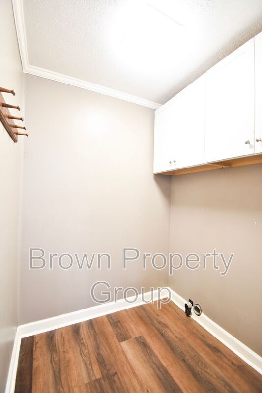 Building Photo - 5115 Lake Valley Dr