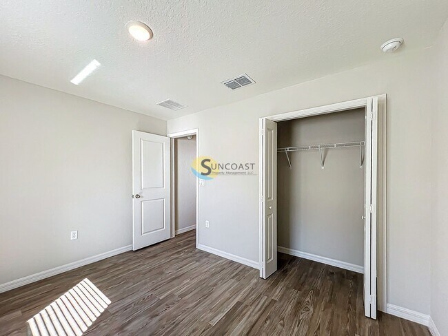 Building Photo - 6140 E Calico Ln