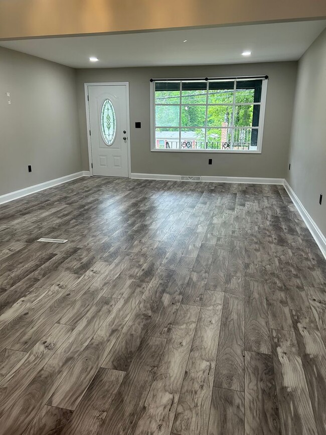 Building Photo - 5/3 Home Available Now!