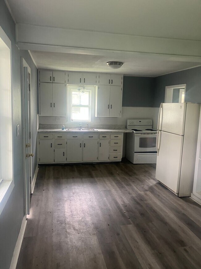 Building Photo - Refreshed 2 bedroom home