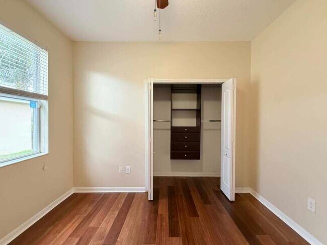 Building Photo - 930 Meadow Glade Dr