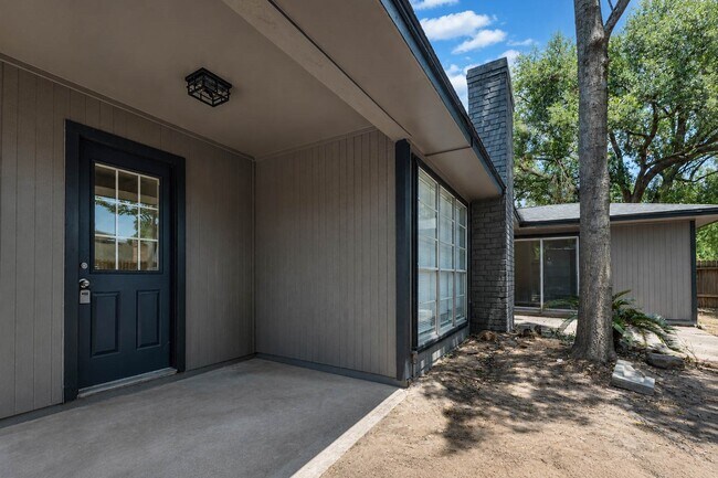 Building Photo - 15811 Pathfield Dr