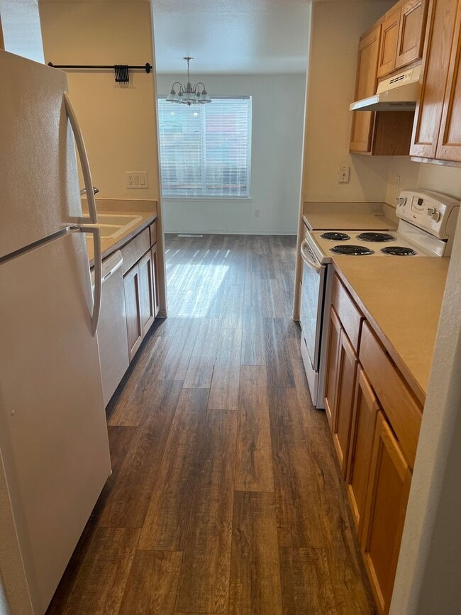 Building Photo - Lovely 3 bedroom, 2.5 bath home with laundry, near schools