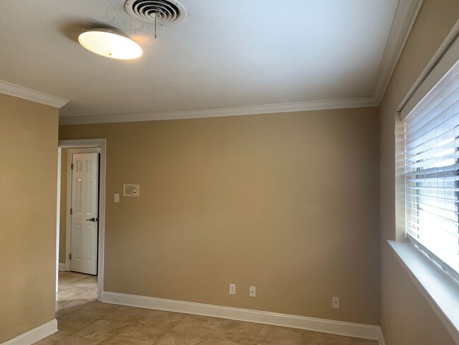 Building Photo - Metairie 3 Bedroom with Spacious Rooms and...