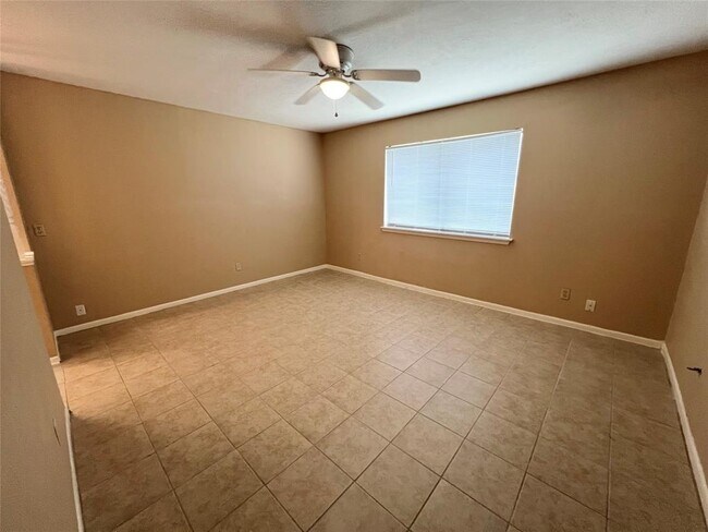 Building Photo - 10530 Sagebluff Dr