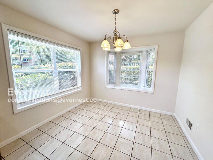 Building Photo - 1382 Ironwood St