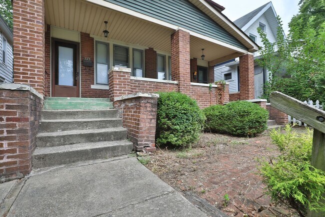 Building Photo - 4 Bedroom North Campus Newly Remodeled House with 2 Decks and Patio