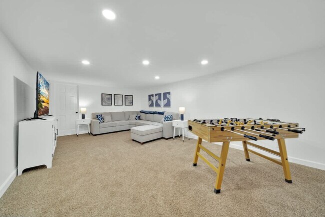 Building Photo - 5999 N Pinegrove Dr