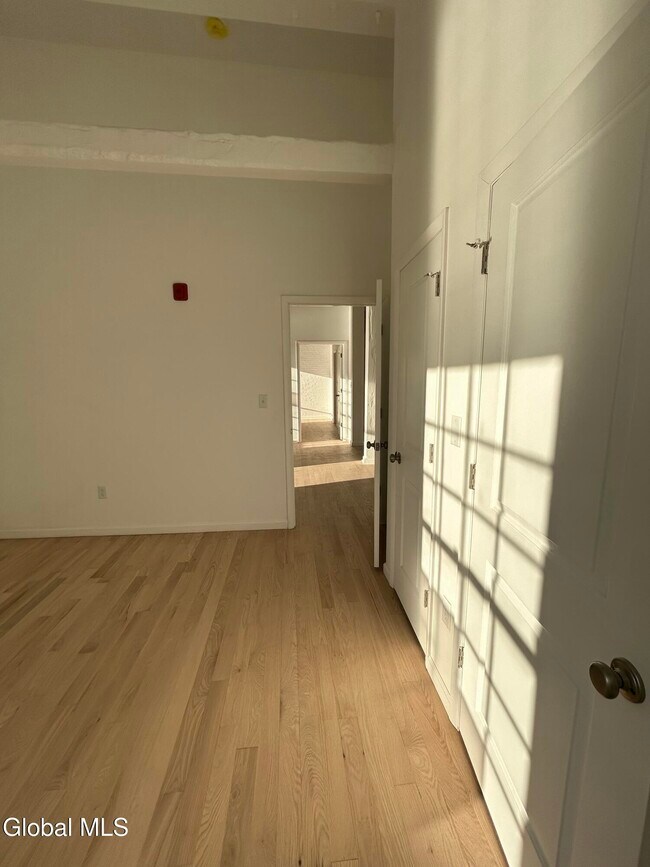 Building Photo - 155 River St