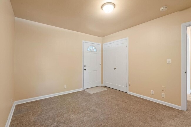 Building Photo - Charming, retro 2-bdrm/2-bath ranch in tranquil setting w/ large family room