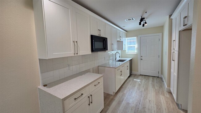 Building Photo - 7318 La Salette St