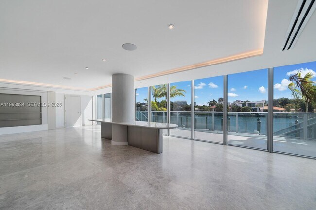 Building Photo - 9221 E Bay Harbor Dr