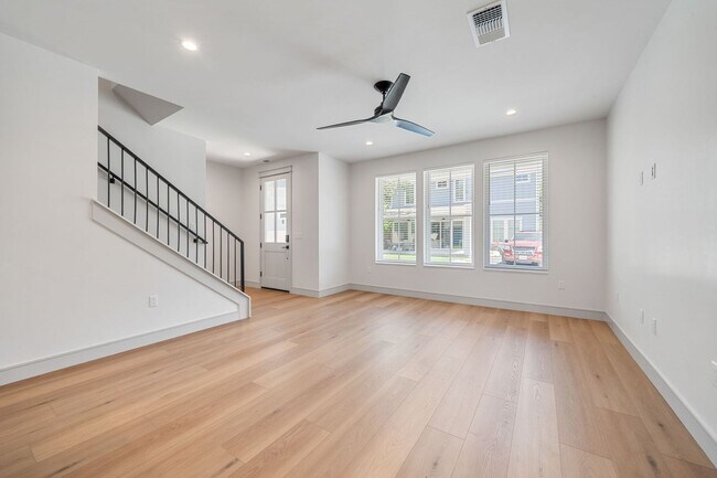 Building Photo - 917 E 37th St