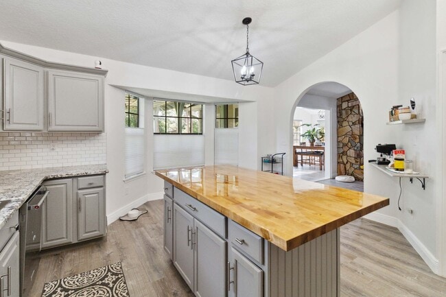 Building Photo - MOVE-IN SPECIAL - Beautiful 3/2 Home in Ba...