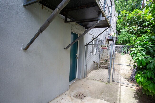 Building Photo - Great NW Location: Spacious 1 Bedroom Ready Now!