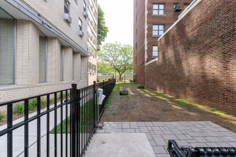 Building Photo - 3950 N Lake Shore Dr