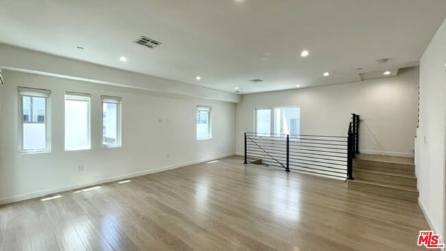 Building Photo - 5222 Satsuma Ave