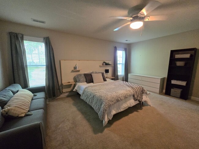 Building Photo - Spacious 2-Bedroom Townhome in Amenity-Ric...