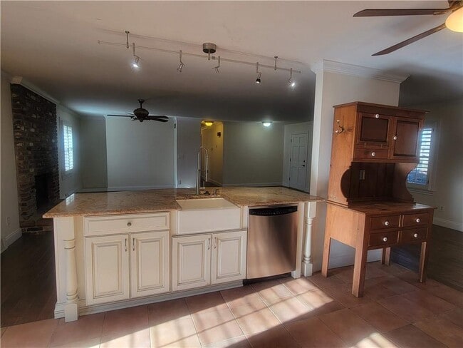 Building Photo - 3740 Clubland Dr