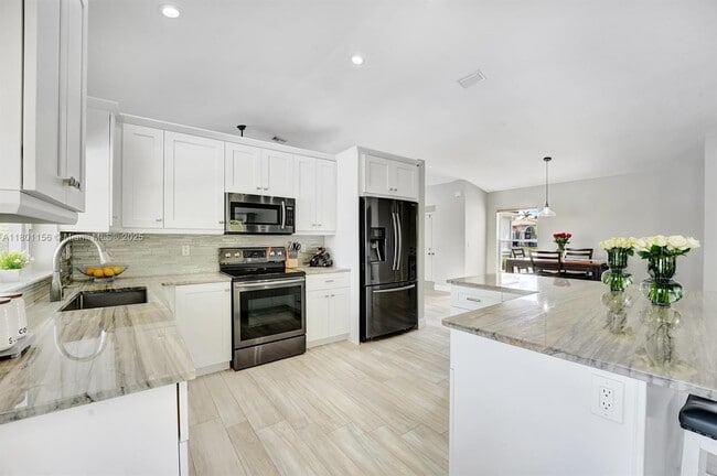 Building Photo - 3833 Cypress Lake Dr