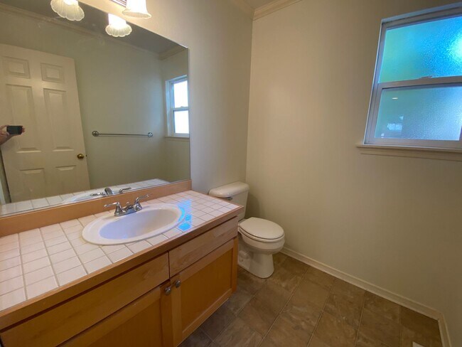 Building Photo - Spacious 4 bedroom 2.5 traditional house