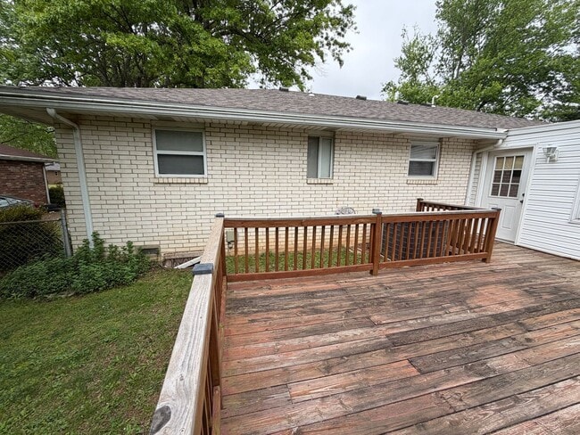 Building Photo - 3 Bedroom | 1 Bathroom | 2 Car Garage | Springfield MO!