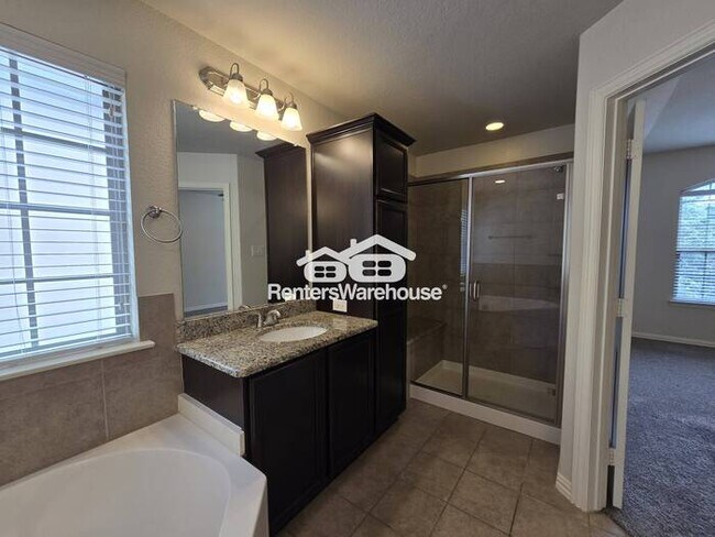 Building Photo - MOVE IN READY - Spacious 2-story townhouse...
