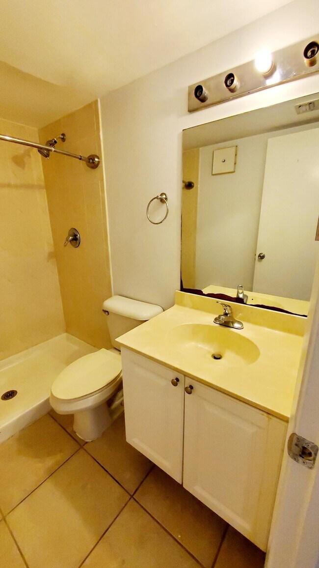 Building Photo - 721 N Pine Island Rd