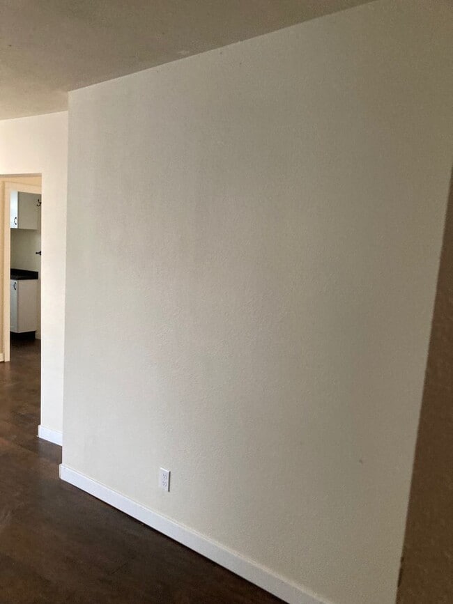 Building Photo - Spacious Multi-Level Apartment in the Hear...