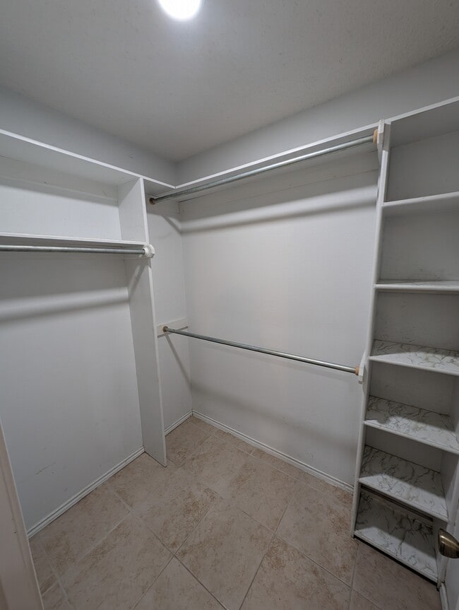 Building Photo - 2213 Lake View Dr