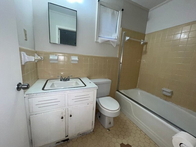 Building Photo - 4 bedroom  2 bathroom single family home