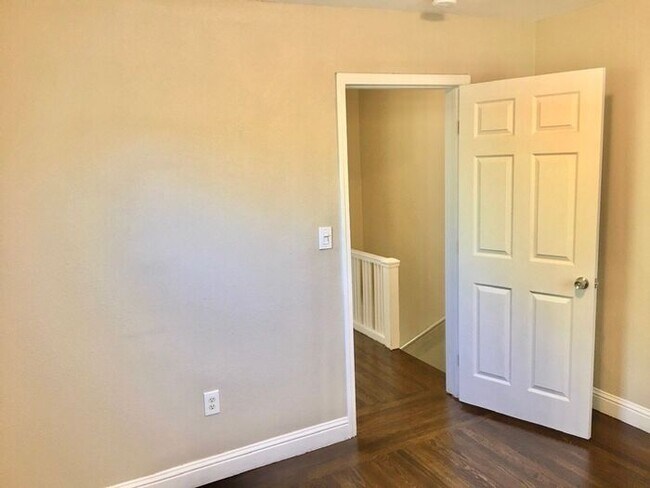 Building Photo - 2 Bed, 1 Bath Duplex Unit with Garage in P...