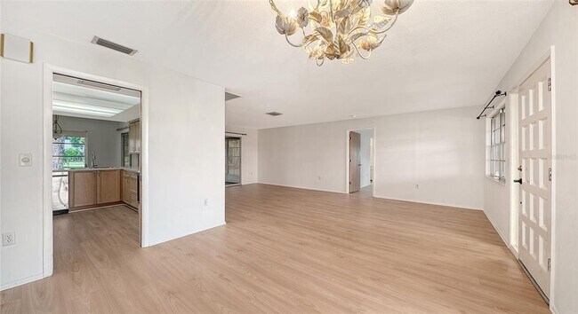 Building Photo - 515 Rousseau Dr