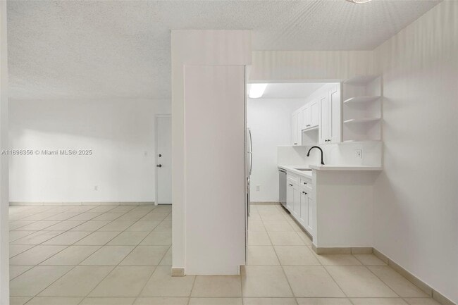 Building Photo - 10780 N Kendall Dr